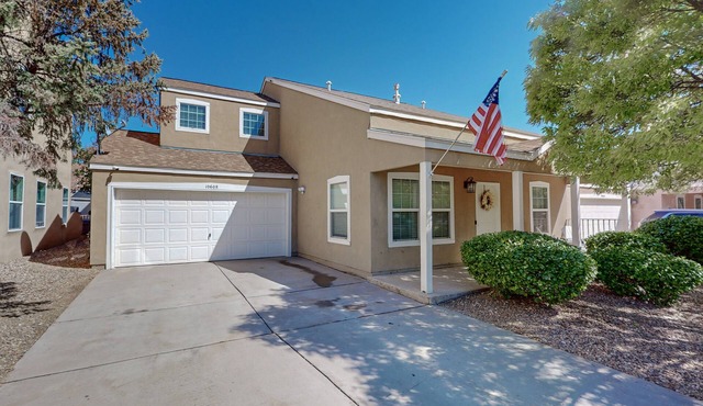 Peaceful 3bd/2.5ba home w/yard, garage