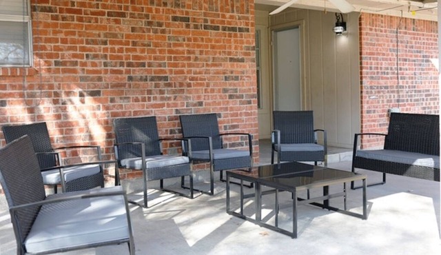 Peaceful 4 Bedroom - Sleeps 12 - Hospital District