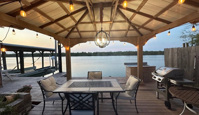 Peaceful and fully equipped 2 bedroom home with private pier. in Rio Hondo