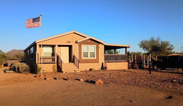 Peaceful country escape: 2-bedrooms, 30 minutes to downtown and horse-friendly.