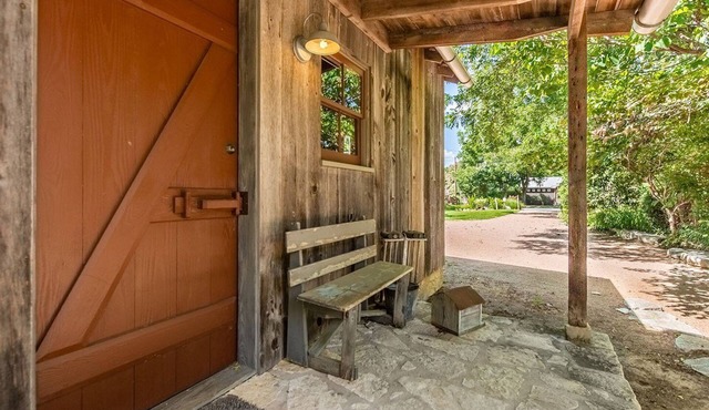 Peaceful Escape with Jacuzzi Tubs, Steps from Main Street