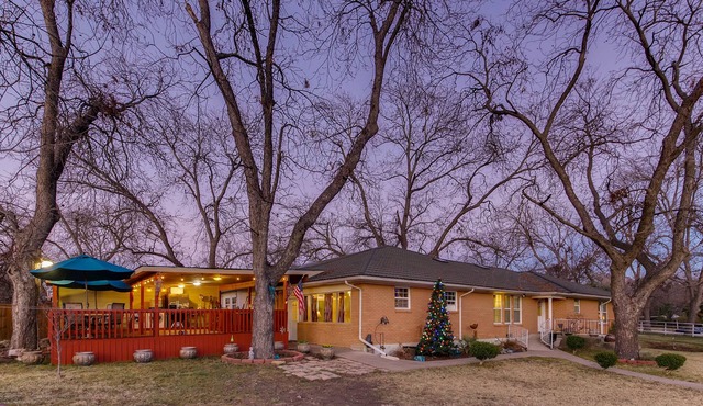 Pecan Grove Guest House-Melissa, TX w/breakfast 2-20 guests in Melissa