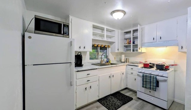 Pet-Friendly 4BR + Office, Fenced Yard, Garage+, Near Murphys in Vallecito