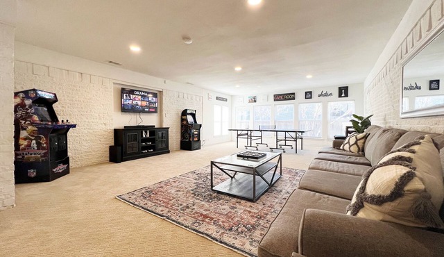 Pet Friendly 5-bedroom + Hot Tub