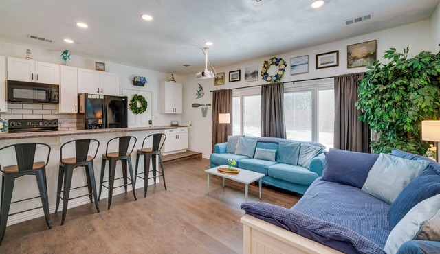 Pet-Friendly Getaway w/Projector in Lake Dallas!