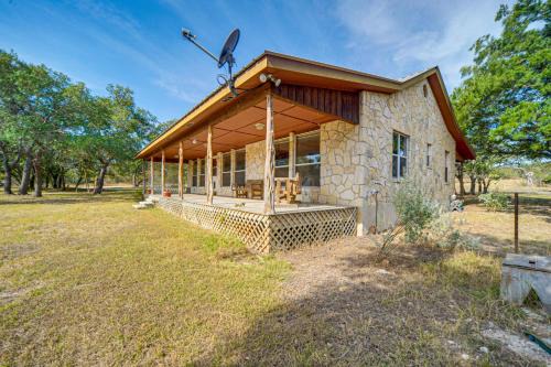 Pet-Friendly Hill Country Retreat w/Deck!