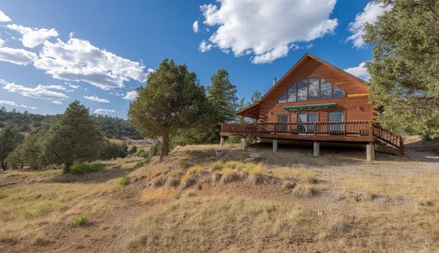 Pet-Friendly Log Cabin: Expansive Mtn Views