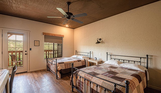 *Pet Friendly*on Allen Street, VIEWS! Free WIFI- Miners Cabin #5 (2 double beds)