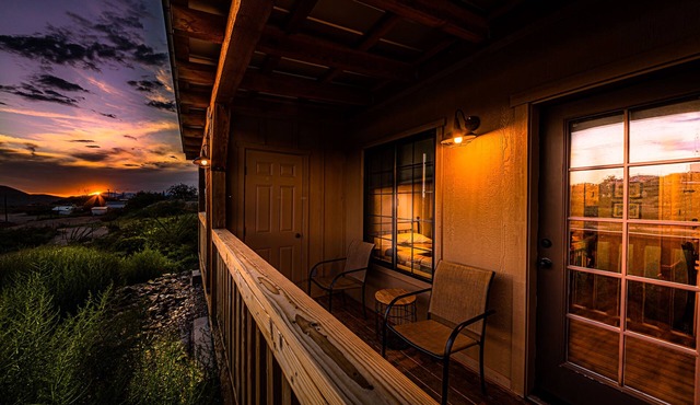 *Pet Friendly* Step back in time but with free WIFI @ Miners Cabin#6 (KING Bed)