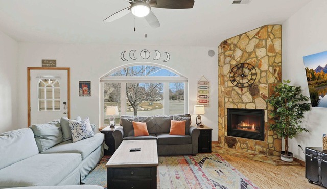 Pet-Friendly Townhouse | Walk to Lakes & Dining