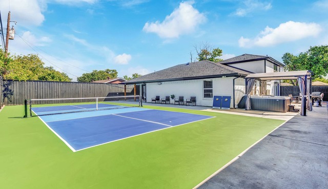 Pickleball & HotTub near FW Stockyards Sleeps 20