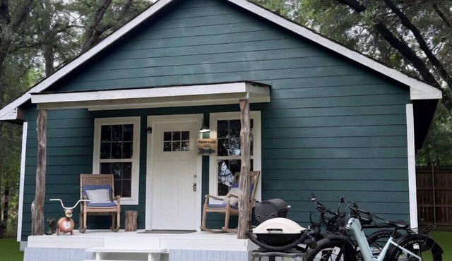 Pickleball! Western Cabin Pet Friendly Sleeps 4