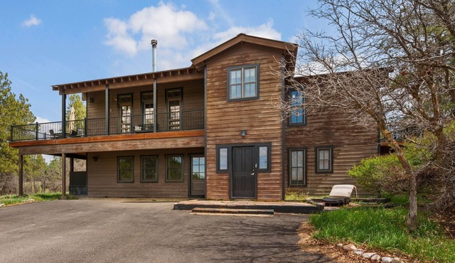 Ponderosa Retreat | 10 min to Downtown | Mtn Views
