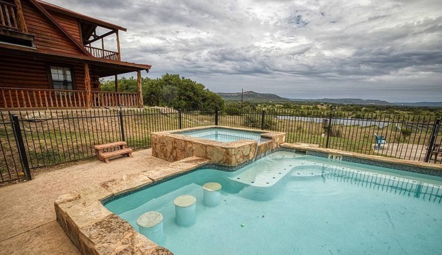 POOL!!, 3 Bedrooms w/Loft and 2 Bath. Sleeps 14. Balconies and Great Location!