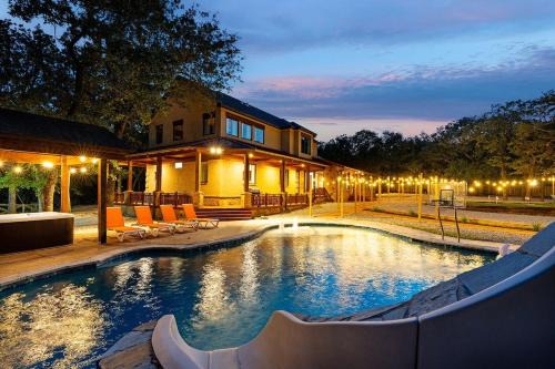 Pool Sim Pickleball Mini Golf Sleeps 24