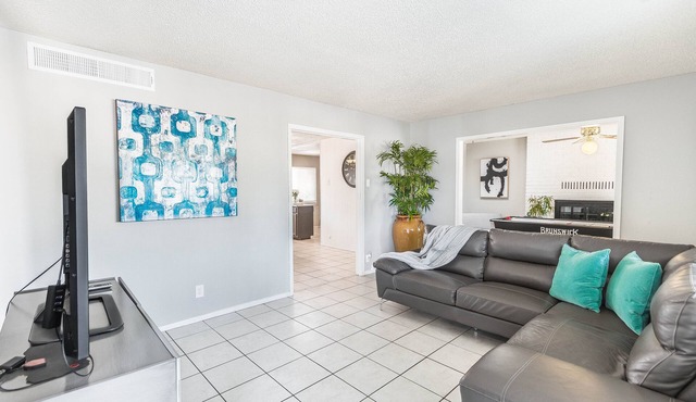 POOL, Sleeps 10, CENTRALY LOCATED, game room, pets. great for LONG TERM stays.