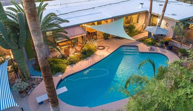 Poolside Oasis, Luscious Gardens, and Spacious 4-bedroom house in Tucson