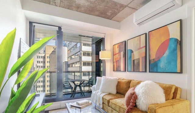 Premium Downtown Stay | Pools Gym Sauna & WiFi in Montreal
