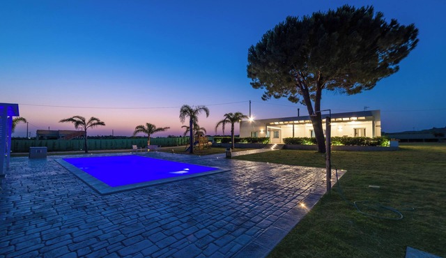 Prestigious villa w/pool, 6 km from blue flag beach, Mediterranean style in Sicilia