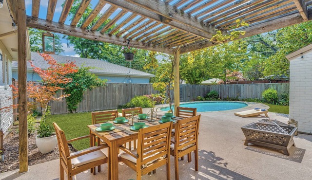 Prime location chic 4BR home with charming pool and yard in Dallas