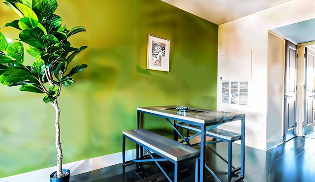 Prime Spot | Cozy Bed, Pool + Free Parking