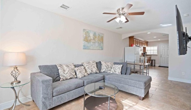 Pristine & Exquisitely Designed APT 7 Min From TX Med Center