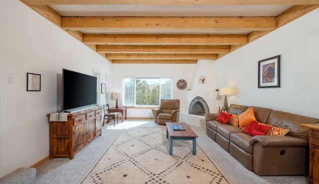 Private and spacious home near the Plaza with mountain views!
