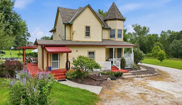 Private Apartment with Kansas Sunset Views in Basehor