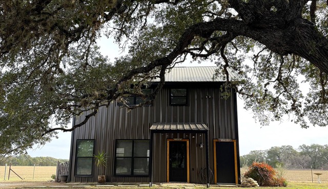 Private, cabin with endless Hill Country views. Horse & dog friendly!