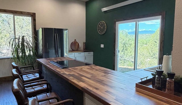Private Retreat with Mountain Views with Full Kitchen & Peaceful Setting