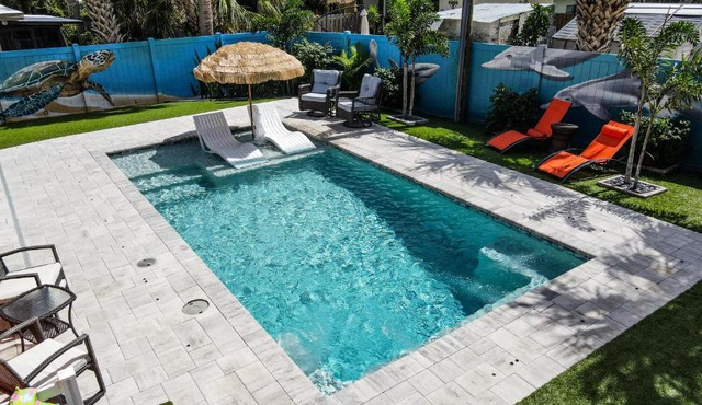 Private saltwater pool, 386 steps to ocean, amazing rocket launch view! in Cocoa Beach