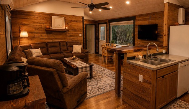 Private Wooded Cabin w/Hot Tub, Fire Pit. 5 minutes from Texas A&M