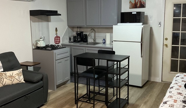 Quaint 1-bedroom studio in Buffalo Gap.Washer and dryer included.