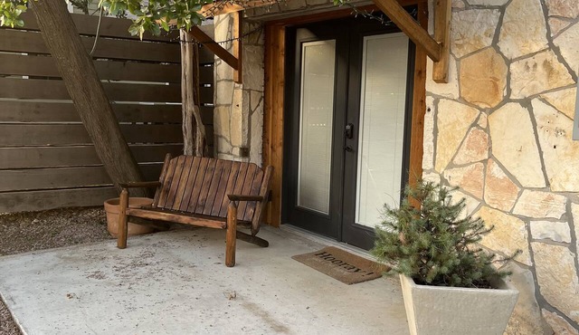 Quaint Cottage Centrally Located to Kerrville