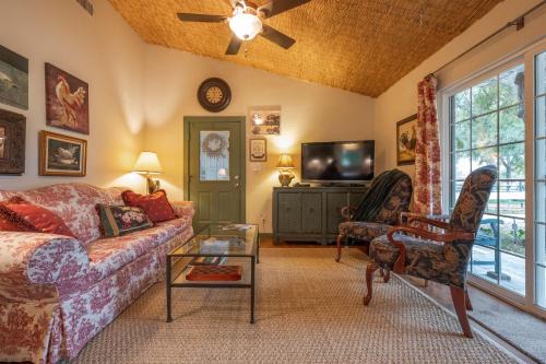 Quaint Countryside Casita: 45 Mi to Ft. Worth