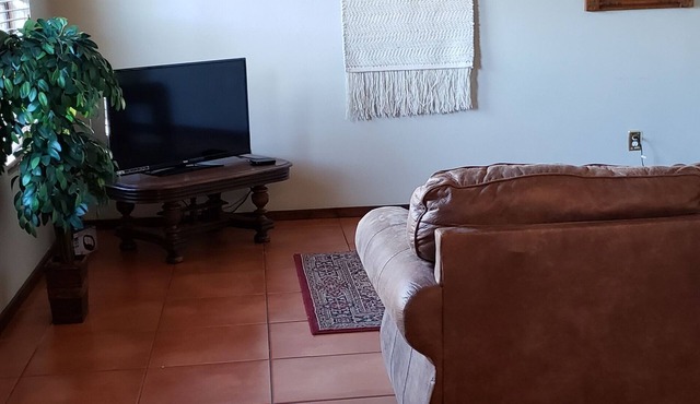 Quaint Townhouse, Great location close to the beautiful Catalina Mountains.