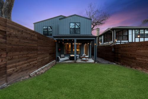 Quiet 3BR Retreat, Walk to Bishop Arts, Garage and Yard in Dallas