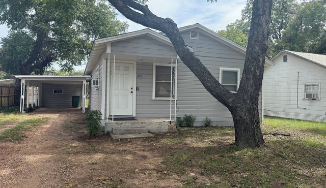Quiet and comfy 2-bedroom Home with Adjustable split king beds!