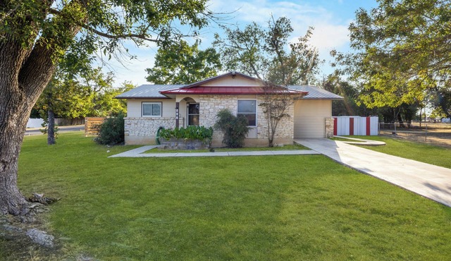 Randy's Place - Beautiful 4br W/Private Hot tub!