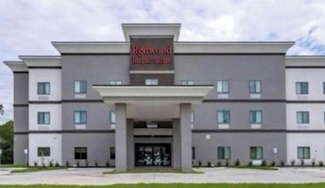 Redwood Inn & Suites in Crosby