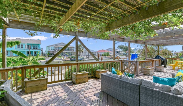 Reel Southern Retreat - 2600 sq ft, single level canal front, boat Dock.
