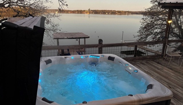Relax at Cap's Cabin on Amon G Carter lake. 3/2 home w/hot tub, and boat dock