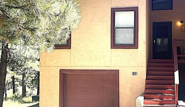 Relax with the whole family or group of friends at this cozy Behr Hideout!