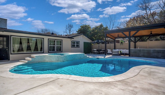 Relaxed Luxury Pet Friendly Home w/Pool & Backyard Lounge in San Antonio, Tx