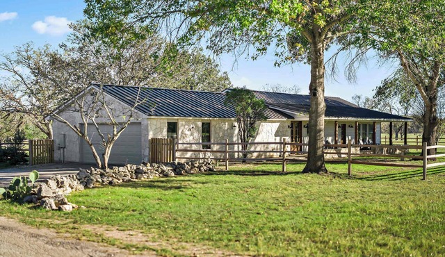 Relaxing Hill Country Home | Firepit | Patio