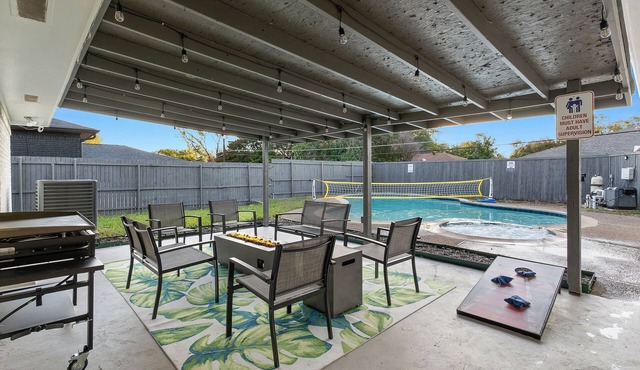 Relaxing home with heated Pool and Spa & photo wall