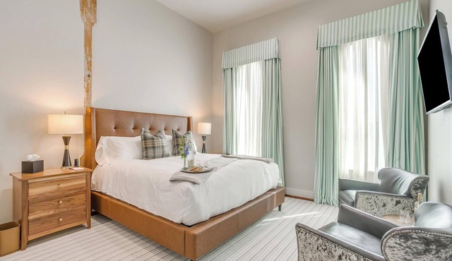 Relaxing Hotel in Granbury Texas on the Historic Granbury Square