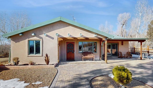 Remodeled home with spectacular view of El Salto Mountain & fireplace - dogs ok