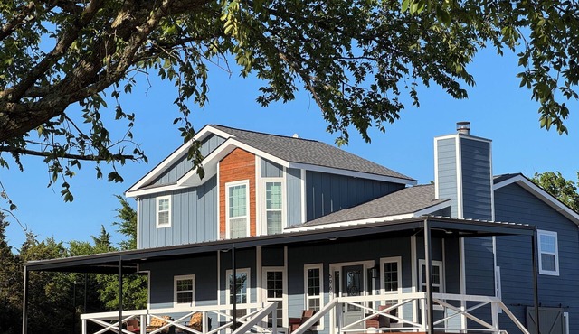 Remodeled house, 15 min. to Lake Texoma- pickleball and sand volleyball courts.