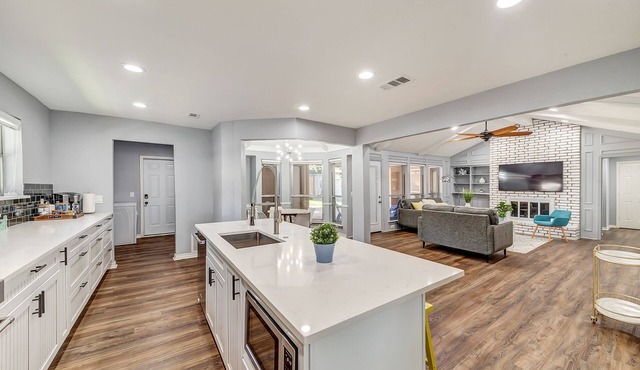 Remote work, Near Highways, King bed, Family-friendly, Games, Foosball, Grill